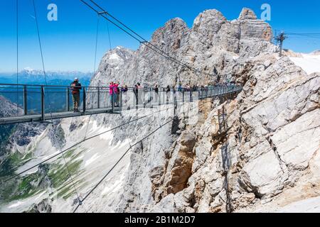 Ramsau Am Dachstein, Autriche – 10 Juillet 2016. Pont suspendu du point de vue de Dachstein Skywalk en Autriche, avec des gens, en été. Banque D'Images
