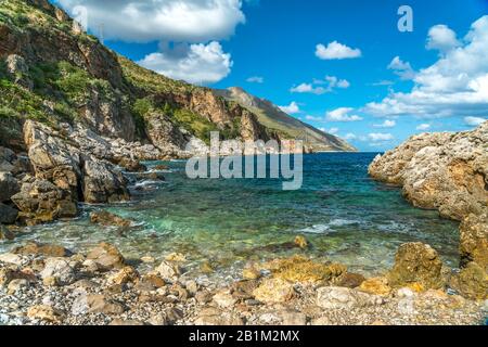 Stein Strand im Naturareservat Zingaro, Sizilien, Italie, Europe | Plage de stoney de La Réserve naturelle de Zingaro, Sicile, Italie, Europe Banque D'Images