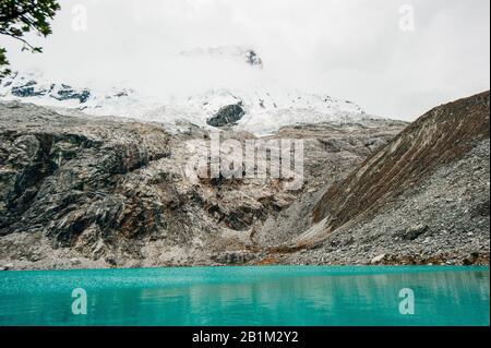 Vue majestueuse de Laguna 69 à Huaraz au Pérou Banque D'Images