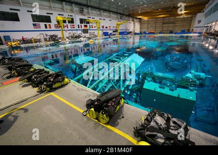 Maquette pleine grandeur de la Station spatiale internationale (ISS) sous l'eau du Laboratoire de Flottabilité neutre (NBL) de la NASA, d'une capacité de 6,2 millions de gallons, à Houston. Banque D'Images