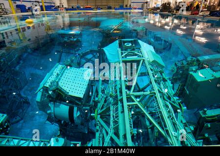 Maquette pleine grandeur de la Station spatiale internationale (ISS) sous l'eau du Laboratoire de Flottabilité neutre (NBL) de la NASA, d'une capacité de 6,2 millions de gallons, à Houston. Banque D'Images