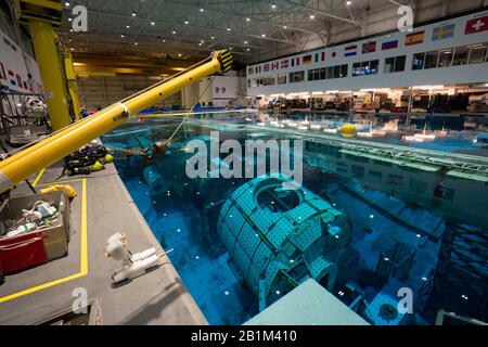 Maquette pleine grandeur de la Station spatiale internationale (ISS) sous l'eau du Laboratoire de Flottabilité neutre (NBL) de la NASA, d'une capacité de 6,2 millions de gallons, à Houston. Banque D'Images