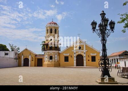 Eglise Iglesia de Santa Bárbara dans le colonial Santa Cruz de Mompox, Bolivar, Colombie Banque D'Images