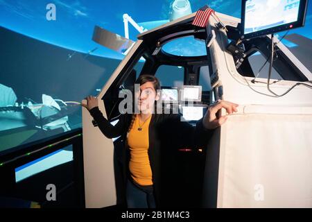 Megan Daley, directeur du simulateur d'ingénierie des systèmes (ses) de la NASA, démontre ses capacités aux journalistes. Le laboratoire ses simule des dizaines de véhicules spatiaux et des opérations à la fois actuelles et conceptuelles. Banque D'Images