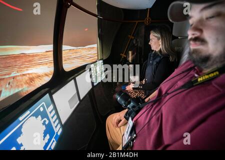 Les journalistes conduisent un futur simulateur Mars Rover à deux personnes dans le simulateur de génie des systèmes (ses) de la NASA à Houston. Banque D'Images