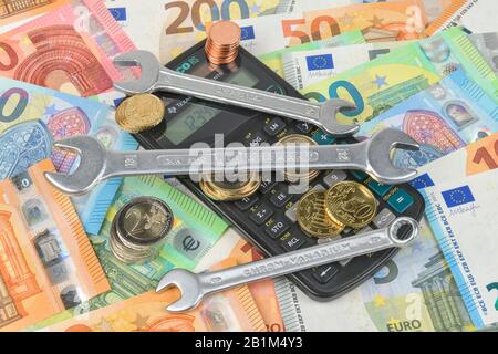 Schraubenschlüssel, Geld, Euroscheine, Taschenrechner, Symbolfoto Handwerkerkosten, Studioaufnahme Banque D'Images