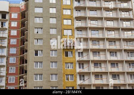 Saint-Pétersbourg, Russie-28 juillet 2019 : l'isolation thermique de façade fonctionne avec l'arrêt. Banque D'Images