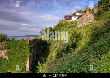 Les cottages et les cottages de vacances à la charmante destination de vacances de Bucks Mills sur le sentier côtier du sud-ouest à North Devon, South West, UK Banque D'Images