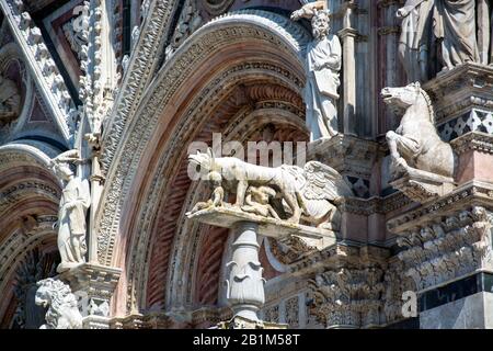 Der Dom von Siena ist das mit charakteristischem dunkelgrünem und weißem Marmor verblendete Ziegelstein-Bauwerk eines der bedeutensten Beispiele der Banque D'Images