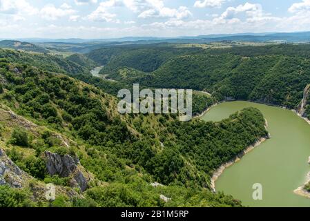 Canyon De La Rivière Uvac Avec Des Meanders À La Réserve Naturelle Uvac, Serbie Banque D'Images