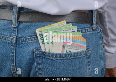 Taschengeld, Hosentasche, Euroscheine, Symbolfoto, Studioaufnahme Banque D'Images