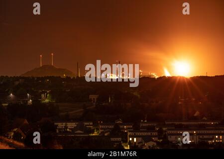 Gelsenkirchen, Rhénanie-du-Nord-Westfalia, Allemagne - 25 juillet 2018 : vue nocturne sur la région de la Ruhr depuis la Rungenberghalde, avec une usine d'acier dans la bac Banque D'Images