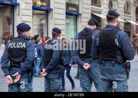 Florence, Italie - 02 avril 2019 : les policiers dans un gilet à pare-balles près d'une cathédrale. Banque D'Images