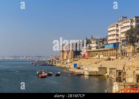 Vue du matin sur la rivière Ganges et Mehta Ghat à Viranasi. Inde Banque D'Images