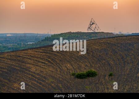 Gladbeck, Rhénanie-du-Nord-Westfalia, Allemagne - 02 août 2018 : vue du Mottbruchhalde vers Bottrop et Tetraeder Banque D'Images