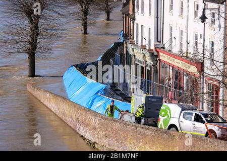 Ironbridge, Angleterre, 26 Février 2020. Le Wharfage à Ironbridge a été évacué à la date du todat. La ville d'Ironbridge, lieu de naissance de la Révolution industrielle, retient encore aujourd'hui son souffle car la poussée nocturne a provoqué le déplacement des défenses contre les inondations jusqu'à ce qu'elles ne soient pas en place, mais n'a subi aucune violation significative. Crédit: Malcolm Locker/Alay Live News Banque D'Images