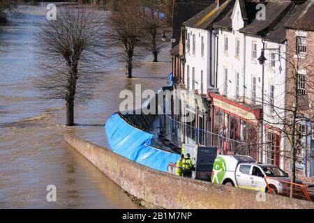 Ironbridge, Angleterre, 26 Février 2020. Le Wharfage à Ironbridge a été évacué à la date du todat. La ville d'Ironbridge, lieu de naissance de la Révolution industrielle, retient encore aujourd'hui son souffle car la poussée nocturne a provoqué le déplacement des défenses contre les inondations jusqu'à ce qu'elles ne soient pas en place, mais n'a subi aucune violation significative. Crédit: Malcolm Locker/Alay Live News Banque D'Images