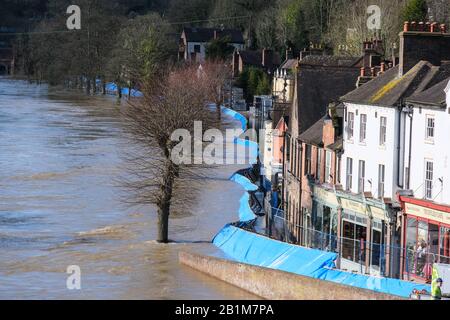 Ironbridge, Angleterre, 26 Février 2020. Le Wharfage à Ironbridge a été évacué à la date du todat. La ville d'Ironbridge, lieu de naissance de la Révolution industrielle, retient encore aujourd'hui son souffle car la poussée nocturne a provoqué le déplacement des défenses contre les inondations jusqu'à ce qu'elles ne soient pas en place, mais n'a subi aucune violation significative. Crédit: Malcolm Locker/Alay Live News Banque D'Images