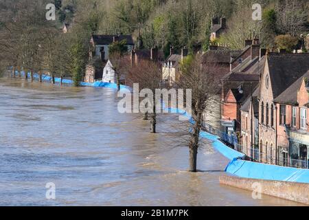 Ironbridge, Angleterre, 26 Février 2020. Le Wharfage à Ironbridge a été évacué à la date du todat. La ville d'Ironbridge, lieu de naissance de la Révolution industrielle, retient encore aujourd'hui son souffle car la poussée nocturne a provoqué le déplacement des défenses contre les inondations jusqu'à ce qu'elles ne soient pas en place, mais n'a subi aucune violation significative. Crédit: Malcolm Locker/Alay Live News Banque D'Images