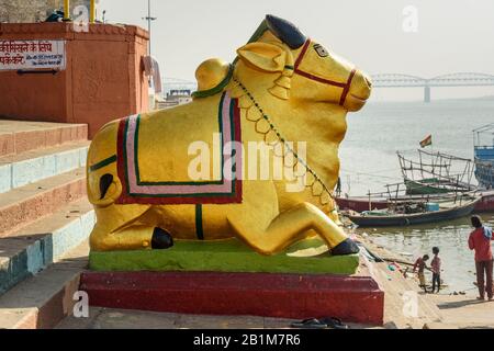 Statue de la vache sacrée, statue emblématique de Nandi à Gaay Ghat à Viranasi. Inde Banque D'Images