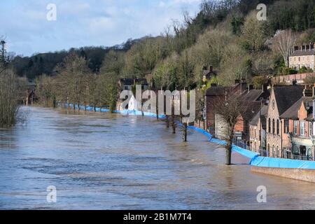 Ironbridge, Angleterre, 26 Février 2020. Le Wharfage à Ironbridge a été évacué à la date du todat. La ville d'Ironbridge, lieu de naissance de la Révolution industrielle, retient encore aujourd'hui son souffle car la poussée nocturne a provoqué le déplacement des défenses contre les inondations jusqu'à ce qu'elles ne soient pas en place, mais n'a subi aucune violation significative. Crédit: Malcolm Locker/Alay Live News Banque D'Images