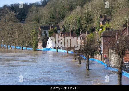 Ironbridge, Angleterre, 26 Février 2020. Le Wharfage à Ironbridge a été évacué à la date du todat. La ville d'Ironbridge, lieu de naissance de la Révolution industrielle, retient encore aujourd'hui son souffle car la poussée nocturne a provoqué le déplacement des défenses contre les inondations jusqu'à ce qu'elles ne soient pas en place, mais n'a subi aucune violation significative. Crédit: Malcolm Locker/Alay Live News Banque D'Images