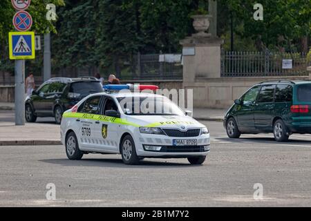 Chisinau, Moldavie - 26 juin 2018: Voiture de police du Poliția patrlare garée près de l'Arche Triomphal. Banque D'Images