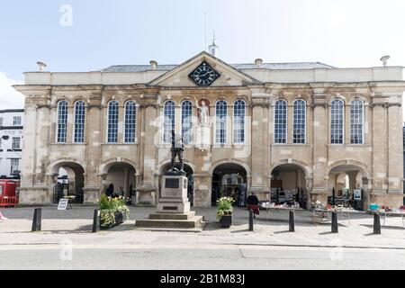 Statues de Charles Rolls et du roi Henry V devant le Shire Hall, la place Agincourt, Monmouth, Pays de Galles, Royaume-Uni Banque D'Images