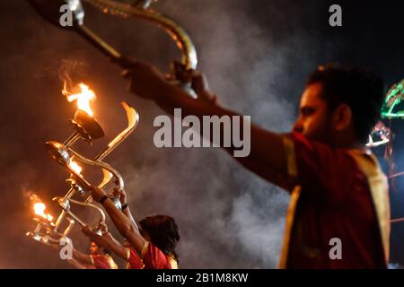 Rituels de la cérémonie de Ganga aarti à Assi Ghat à Varanasi. Inde Banque D'Images