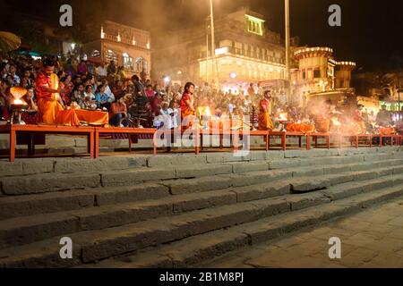 Rituels de la cérémonie de Ganga aarti à Assi Ghat à Varanasi. Inde Banque D'Images