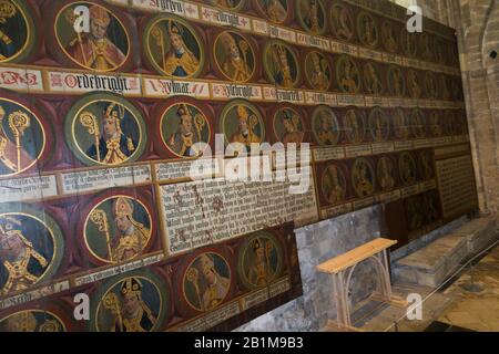 Tudor peinture par Lambert Barnard sous la Grande fenêtre du côté nord du Transept nord de Chichester Catherdral. ROYAUME-UNI. Les peintures sont des Évêques de Selsey (mais chaque portrait montre en fait le visage de Mgr Robert Sherbourne qui a commandé le peintre). Cathédrale De Chichester, Chichester, West Sussex, Royaume-Uni (114) Banque D'Images