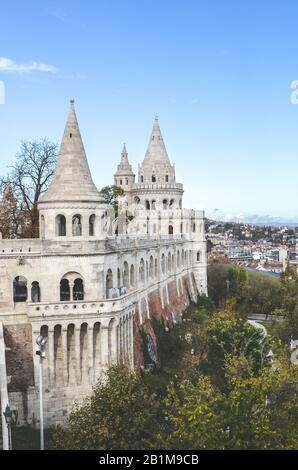 Budapest, Hongrie - 6 novembre 2019 : Bastion de Fishermans dans la capitale hongroise. L'un des monuments les plus populaires de la ville, construit dans un style néo-roman. Ville en arrière-plan. Photo verticale. Banque D'Images