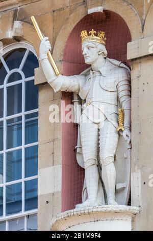 Statue du roi Henry V recouverte d'un filet d'oiseau protecteur sur le Shire Hall, la place Agincourt, Monmouth, Pays de Galles, Royaume-Uni Banque D'Images