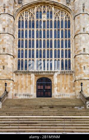 Façade avant et porte de la chapelle Saint George au château de Windsor, Windsor, Angleterre, Royaume-Uni Banque D'Images