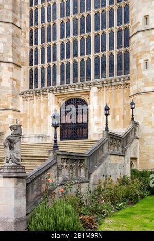 Façade avant et porte de la chapelle Saint George au château de Windsor, Windsor, Angleterre, Royaume-Uni Banque D'Images