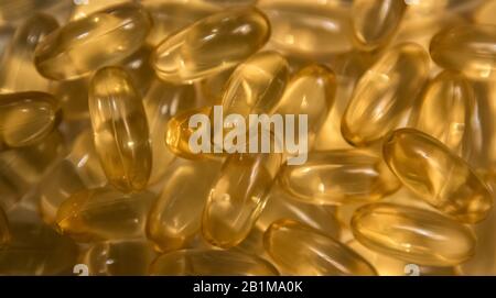 Vitaminen Omega 3 huile en capsules sur fond blanc. Banque D'Images