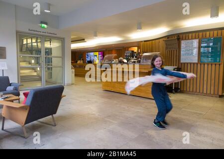 Intérieur avec la réception de la nouvelle aile de la Pallant House Gallery 8-9 North Pallant Chichester PO19 1TJ. ROYAUME-UNI. La fille de sept ans est le modèle libéré (114) Banque D'Images