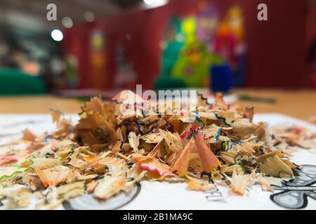 Un grand chien, un tas ou une pile de pointages de crayons récemment aiguisés, qui ont été jetés. La poussière de bois peut provoquer des problèmes médicaux. (114) Banque D'Images