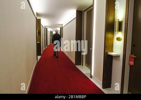 Homme senior dans le couloir de moquette rouge, TWA Hotel, JFK, États-Unis Banque D'Images