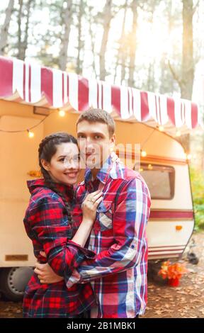 Portrait of romantic couple homme et femme en souriant près de maison sur roues à l'extérieur Banque D'Images