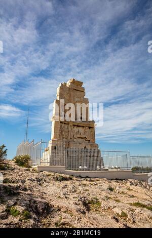 Monument de Philopapos vue en bas angle, fond bleu ciel. Le monument de Filopappos est un mausolée grec ancien situé sur la colline de Mouseion à Athènes, Grèce Banque D'Images