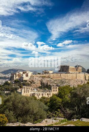 Athènes, Grèce. Acropole et temple du Parthénon, point de repère supérieur. La vue panoramique de la Grèce antique reste de Philopapos ou de la colline de Filopapos, bleu nuageux s Banque D'Images