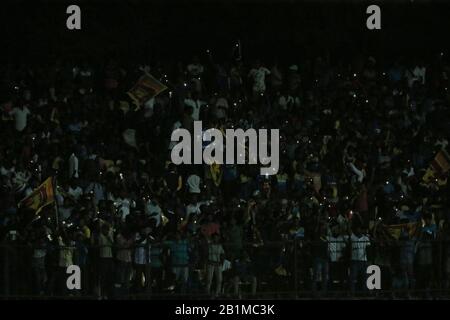 26 février 2020, le stade international Mahinda Rajapaksha, Hambantota, Sri Lanka; un jour de cricket international, Sri Lanka contre les Antilles; les fans de Srilanka ont fait des vagues de lumières téléphoniques dans un geste aux projecteurs défaillants Banque D'Images