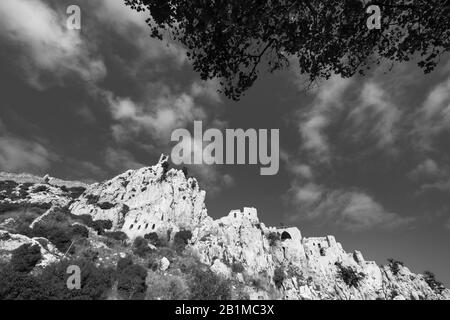 Kyrenia montagnes, Chypre - 10 janvier 2020: Le Château de Saint Hilarion qui se trouve sur la chaîne de montagnes de Kyrenia, à Chypre, près de Kyrenia. Banque D'Images
