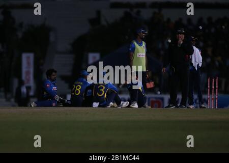 26 février 2020, le stade international Mahinda Rajapaksha, Hambantota, Sri Lanka; un jour de cricket international, Sri Lanka contre les Antilles; les joueurs de Srilanka s'assoient et attendent que les projecteurs reviennent Banque D'Images