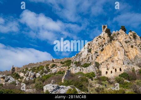 Kyrenia montagnes, Chypre - 10 janvier 2020: Le Château de Saint Hilarion qui se trouve sur la chaîne de montagnes de Kyrenia, à Chypre, près de Kyrenia. Banque D'Images