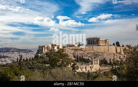 Athènes, Grèce. Acropole et temple du Parthénon, point de repère supérieur. La vue panoramique de la Grèce antique reste de la colline de Philopappos. Paysage urbain d'Athènes W Banque D'Images