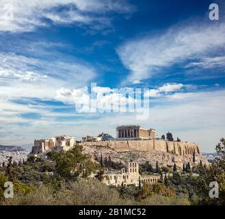 Athènes, Grèce. Acropole et temple du Parthénon, point de repère supérieur. La vue panoramique de la Grèce antique reste de Philopapos ou de la colline de Filopapos bleu nuageux sk Banque D'Images