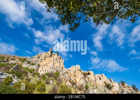 Kyrenia montagnes, Chypre - 10 janvier 2020: Le Château de Saint Hilarion qui se trouve sur la chaîne de montagnes de Kyrenia, à Chypre, près de Kyrenia. Banque D'Images