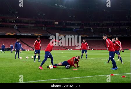 Vue générale des joueurs d'Olympiakos pendant la séance de formation au stade Emirates, à Londres. Banque D'Images